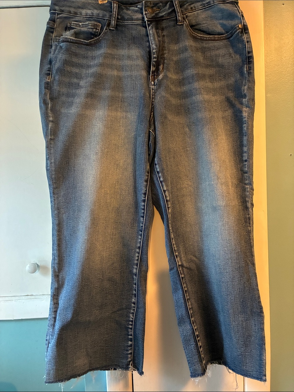 Judy Blue Medium Blue Cropped Raw Hem wide leg